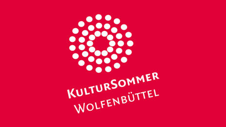 Weies Logo des Kultursommers Wolfenbttel auf rotem Grund.